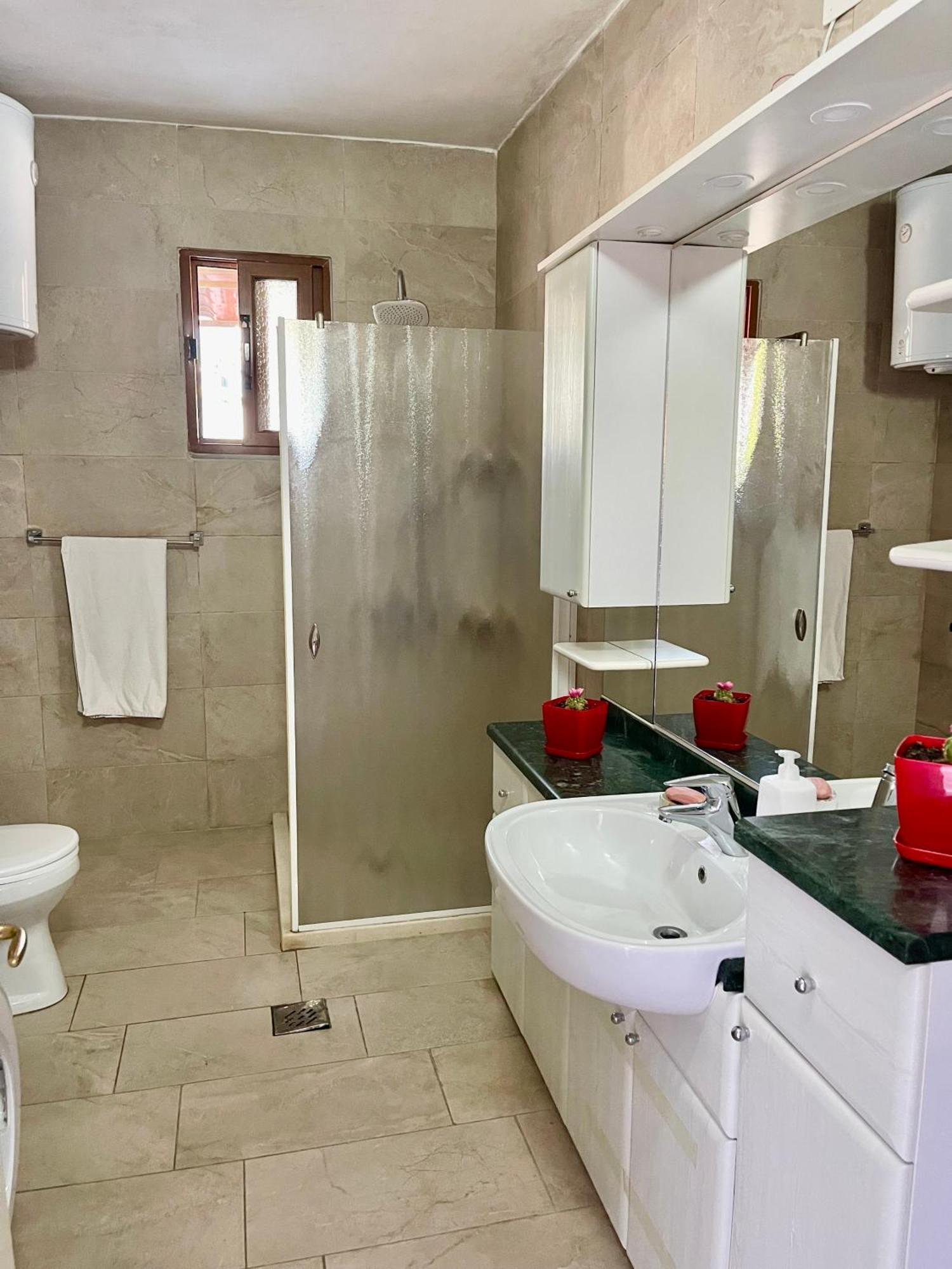 Guest House Dea Vlore Bagian luar foto