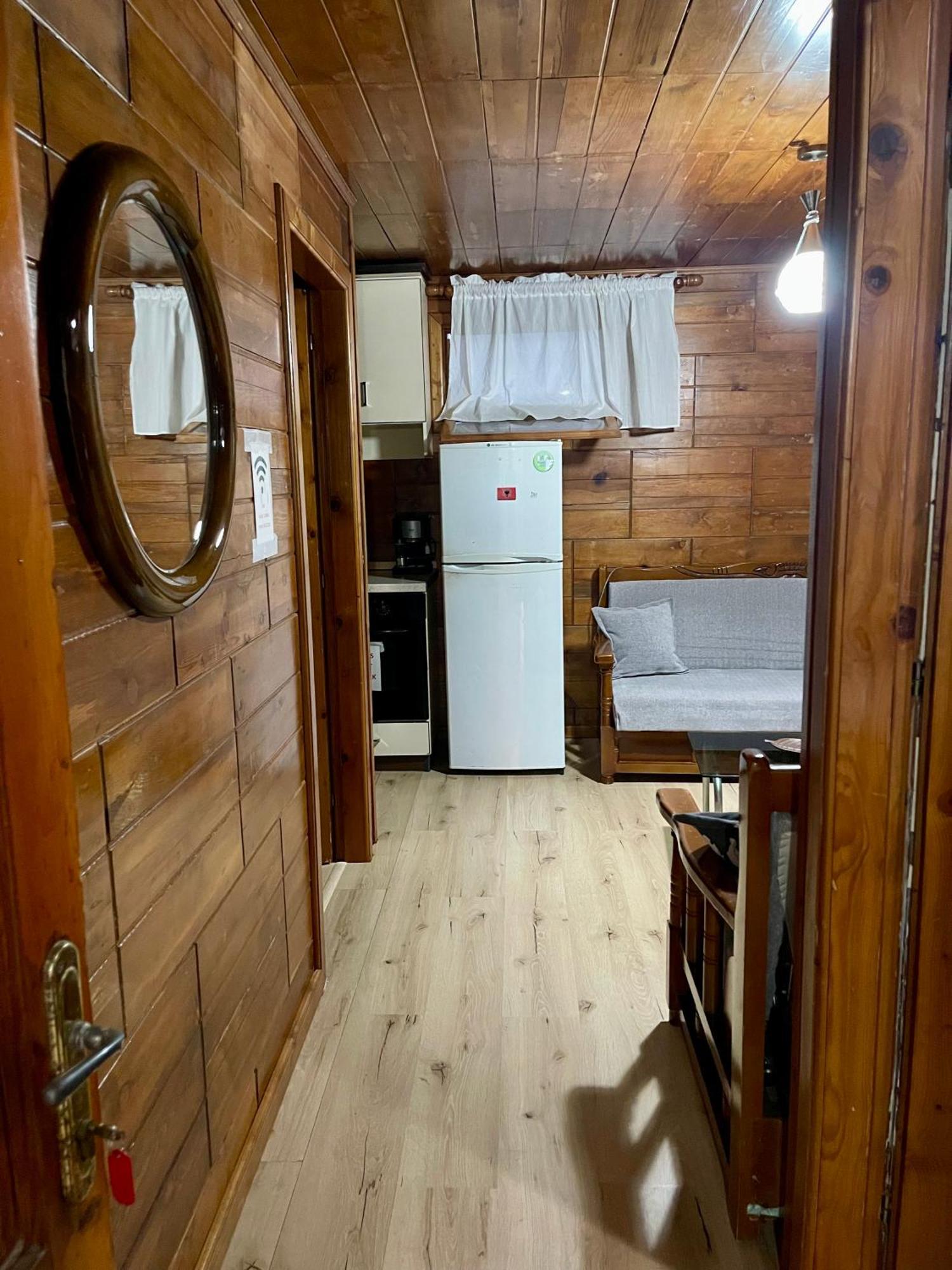 Guest House Dea Vlore Bagian luar foto